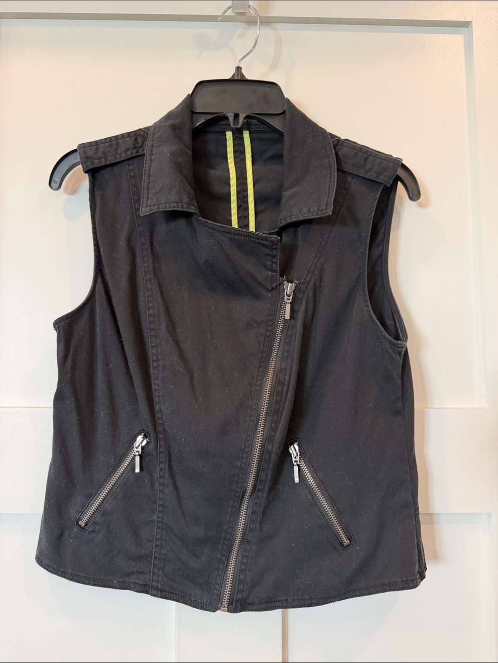 Maurices Black Sleeveless V‑Neck Zip Front Sweater Vest